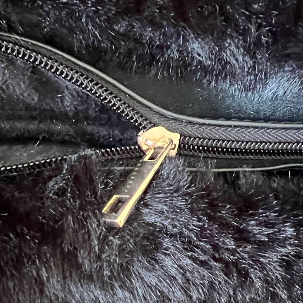 Elegant Black Faux Fur Tote Bag - Picture 4 of 6